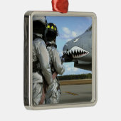 消防士はドリル中に消防用ホースを配備する メタルオーナメント (右)