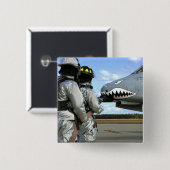 消防士はドリル中に消防用ホースを配備する 缶バッジ (正面&裏面)