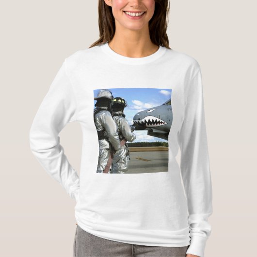 消防士はドリル中に消防用ホースを配備する Tシャツ (正面)