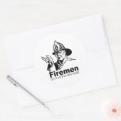 消防士は大きなホースでそれをする ラウンドシール (封筒)