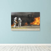 消防士は実火を消す キャンバスプリント (インサイチュ (ウッドフロア))