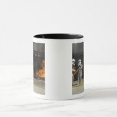 消防士は実火を消す マグカップ (中央)