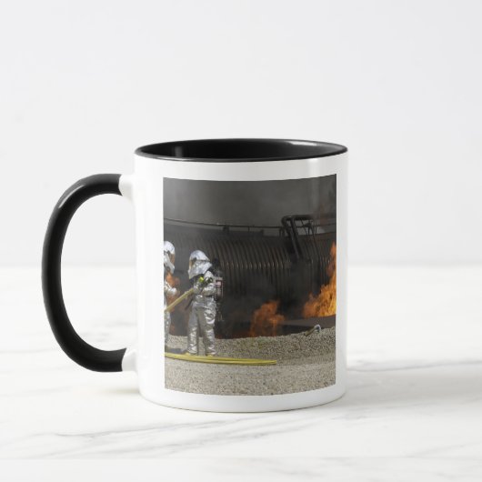 消防士は実火を消す マグカップ (左)