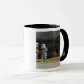 消防士は実火を消す マグカップ (正面右)