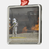 消防士は実火を消す メタルオーナメント (左)