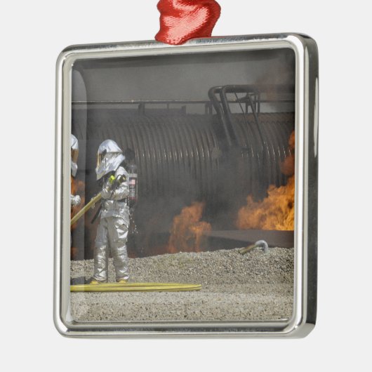 消防士は実火を消す メタルオーナメント (左)