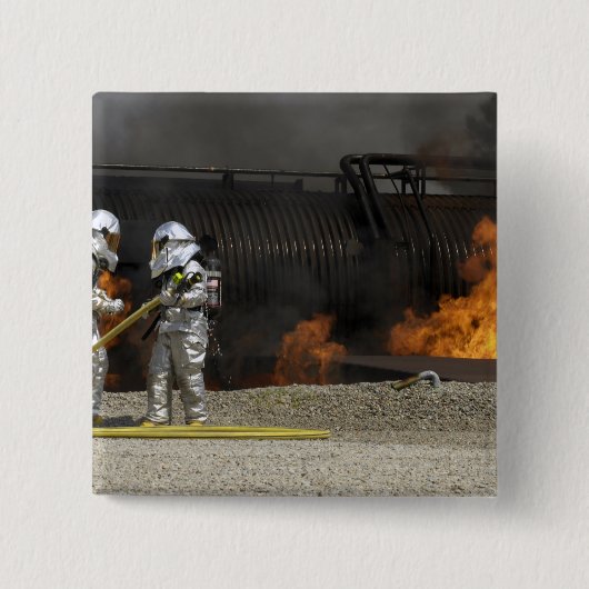 消防士は実火を消す 缶バッジ (正面)