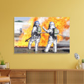 消防士は模擬火災と戦う キャンバスプリント (インサイチュ (リビング))