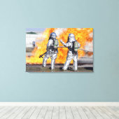 消防士は模擬火災と戦う キャンバスプリント (インサイチュ (ウッドフロア))