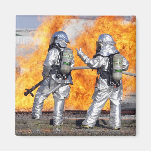 消防士は模擬火災と戦う マグネット (正面)