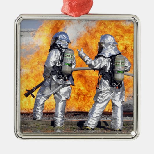 消防士は模擬火災と戦う メタルオーナメント (正面)