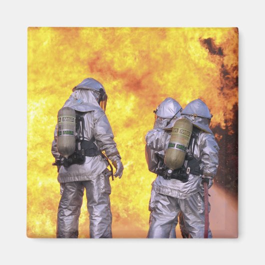 消防士は航空機の消火を行う マグネット (正面)