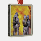 消防士は航空機の消火を行う メタルオーナメント (右)