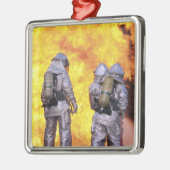 消防士は航空機の消火を行う メタルオーナメント (左)