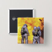 消防士は航空機の消火を行う 缶バッジ (正面&裏面)