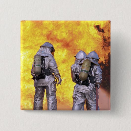 消防士は航空機の消火を行う 缶バッジ (正面)