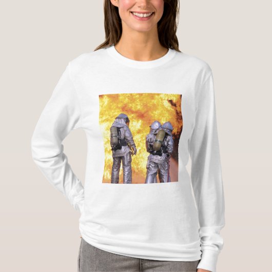 消防士は航空機の消火を行う Tシャツ (正面)