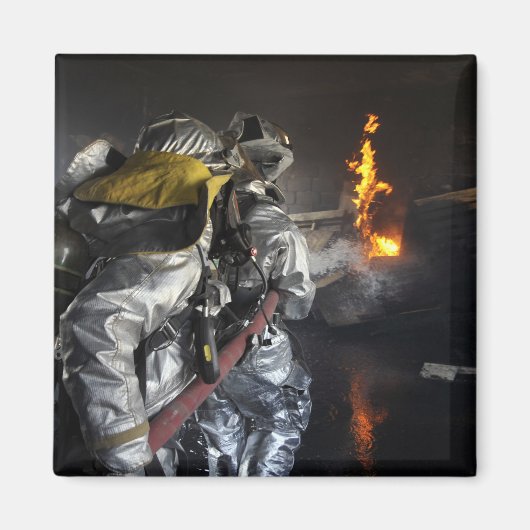 消防士は訓練や訓練で火を消す マグネット (正面)