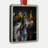 消防士は訓練や訓練で火を消す メタルオーナメント (右)