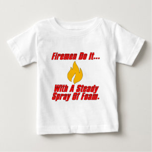 消防士は... 一定のスプレーの流れでそれをやる。 ベビーTシャツ