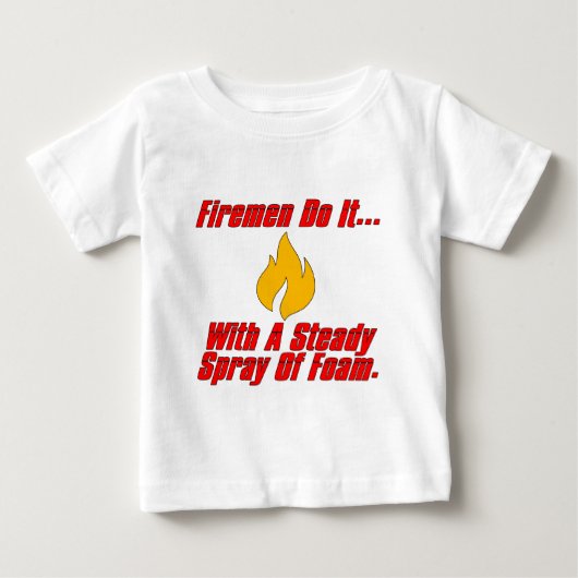 消防士は... 一定のスプレーの流れでそれをやる。 ベビーTシャツ (正面)