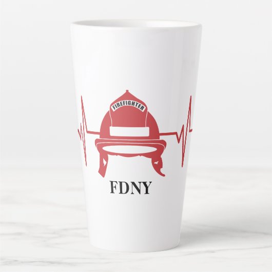 消防士ヘルメットハートビーパーソナライズされたト カフェラテマグ (正面)