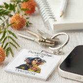 消防士誇りを持ったの妹が断固とした表情でWを見る キーホルダー (正面右)