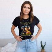消防士誇りを持ったの妹が断固とした表情を見せる Tシャツ