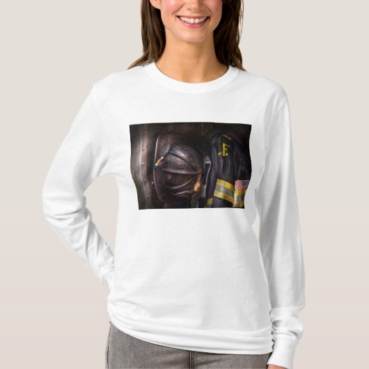 消防士 - 使い込まれた姿 Tシャツ (正面)