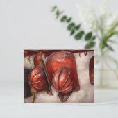 消防士 – 帽子 – 古いファッションド消防帽 ポストカード (スタンド正面)