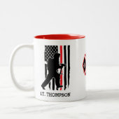 消防用赤い線の旗のエンブレムパーソナライズされた ツートーンマグカップ (左)