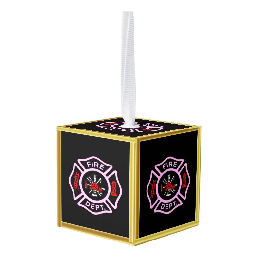 消防署のロゴの黒く、ピンクのバッジ キューブオーナメント (裏面アングル)