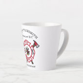 消防署のロゴ白と赤バッジ カフェラテマグ (右アングル)