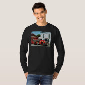 消防署の前の消防車 Tシャツ (正面フル)