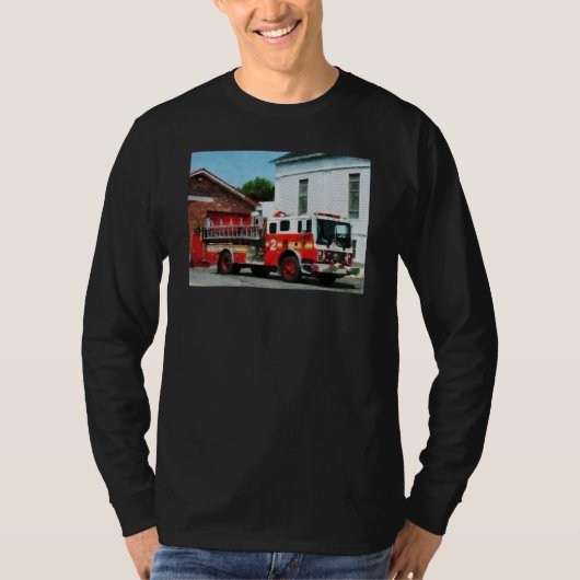 消防署の前の消防車 Tシャツ (正面)