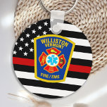 消防署カスタム名ロゴ消防士 キーホルダー<br><div class="desc">薄い赤ライン消防局キーチェーン – 消防士の旗の色のアメリカのモダン旗、黒と赤のデザイン。部門カスタマイズのロゴと一緒に…このパーソナライズされた消防士キーチェーンは、消防署や消防局、プロモーションアイディア、または消防士への贈り物に最適である。COPYRIGHT © 2020 Judy Burrows,  Black Dog Art - All Rights Reserved.消防署カスタム名ロゴ消防士キーチェーン</div>