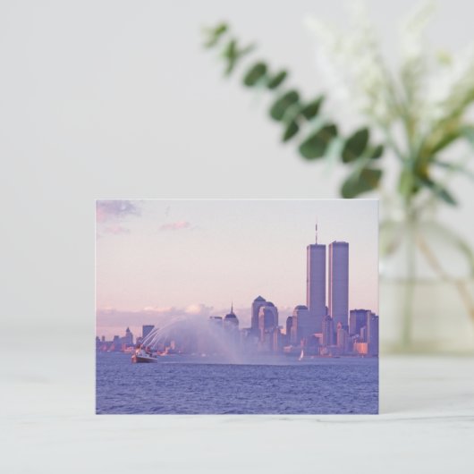 消防船の日没の水表示とツインタワー。 ポストカード (スタンド正面)