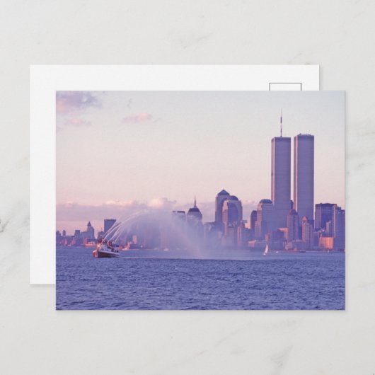 消防船の日没の水表示とツインタワー。 ポストカード (正面/裏面)