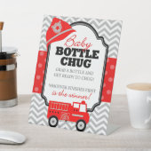 消防車のベビーボトルチュグシャワーゲームパーティーサイン 台座サイン (インサイチュ)