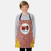 消防車のレンガのパターン消防士の子供 エプロン (着用した状態)