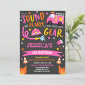 消防車の誕生日パーティーピンク消防士 招待状 (スタンド正面)