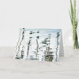 液体は空白のなカードをマストを立てっています カード