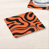 液体トリップ（幻覚体験）のような旋回抽象芸術モダンブラックオレンジ スクエアペーパーコースター (アングル)