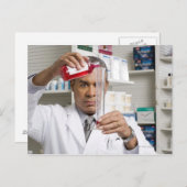 液体医学を測定する薬剤師 ポストカード (正面/裏面)