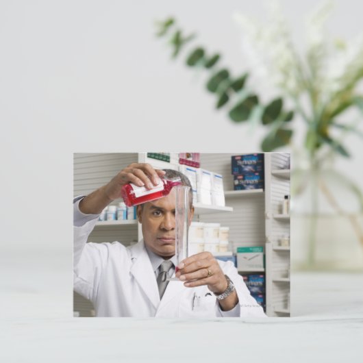 液体医学を測定する薬剤師 ポストカード (スタンド正面)