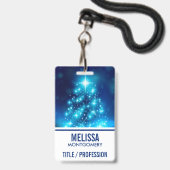 涼しい青いクリスマスツリーと輝くライト バッジ (裏面（ネックストラップ付）)
