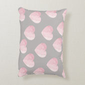 淡いエレガントピンク色の愛のハートパターン アクセントクッション (裏面(縦))