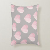 淡いエレガントピンク色の愛のハートパターン アクセントクッション (正面(垂直))