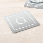 淡いグレーのグラデーション姓モノグラム スクエアペーパーコースター (アングル)