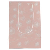 淡いサーモンピンクに繊細な白の花をあしらった、ヴィンテージ調のデザインです。 ミディアムペーパーバッグ (裏面)